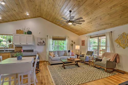 Sky Blue Overlook Screened Porch And Grill!