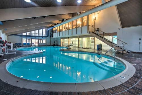 Big Bass Lake Retreat With Deck And Pool Access!