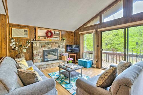 Big Bass Lake Retreat With Deck And Pool Access!