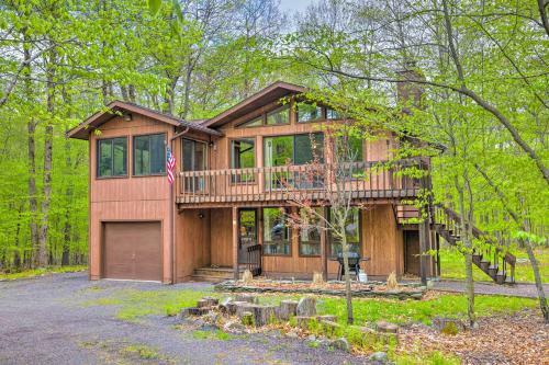 Big Bass Lake Retreat With Deck And Pool Access!
