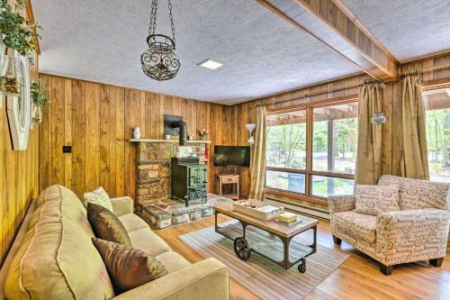 Big Bass Lake Retreat With Deck And Pool Access!