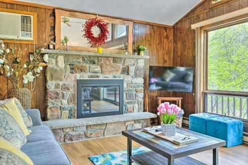 Big Bass Lake Retreat With Deck And Pool Access!