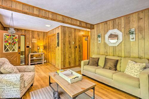 Big Bass Lake Retreat With Deck And Pool Access!