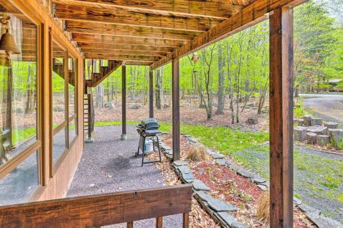 Big Bass Lake Retreat With Deck And Pool Access!