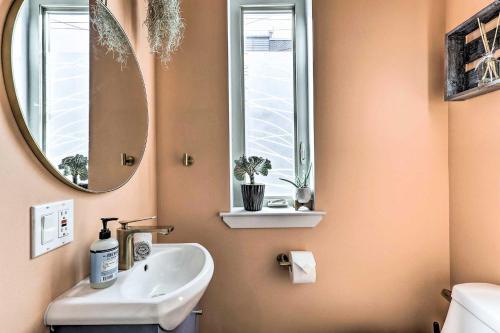 Dtwn Townhome With Hot Tub And Backyard Oasis!