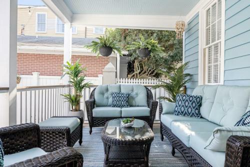 Hidden Outdoor Oasis - 1 Block To King