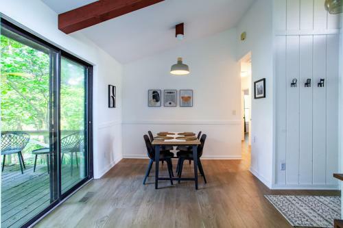 Hidden Lake Retreat - Lake Access, View And Fireplace