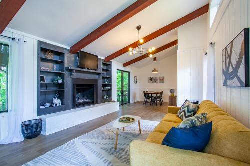 Hidden Lake Retreat - Lake Access, View And Fireplace