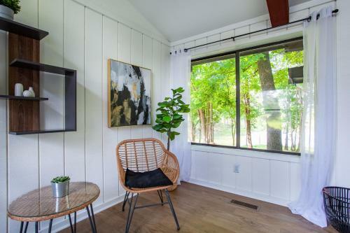 Hidden Lake Retreat - Lake Access, View And Fireplace