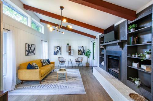 Hidden Lake Retreat - Lake Access, View And Fireplace