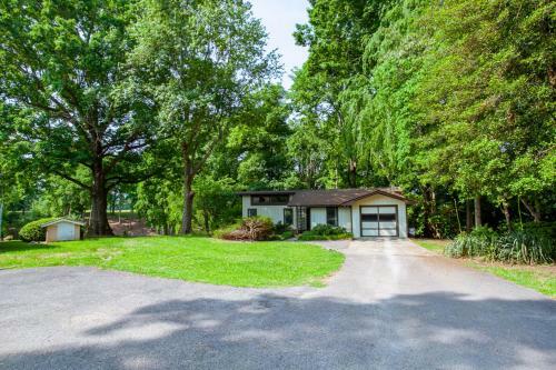 Hidden Lake Retreat - Lake Access, View And Fireplace