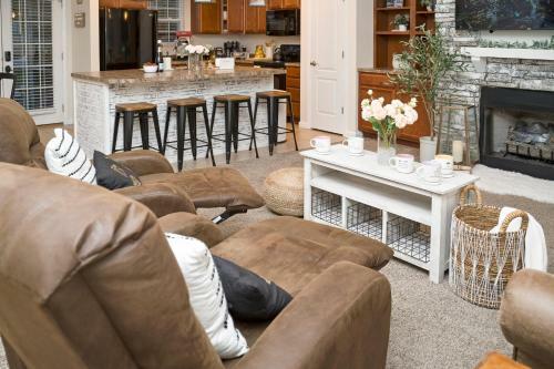 Luxe Quiet Townhouse W/parking/pool/by Dollywood