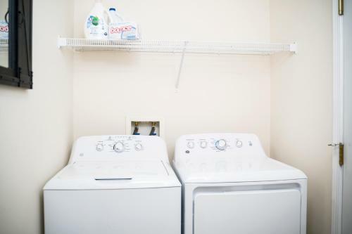 Luxe Quiet Townhouse W/parking/pool/by Dollywood