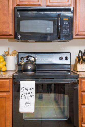 Luxe Quiet Townhouse W/parking/pool/by Dollywood