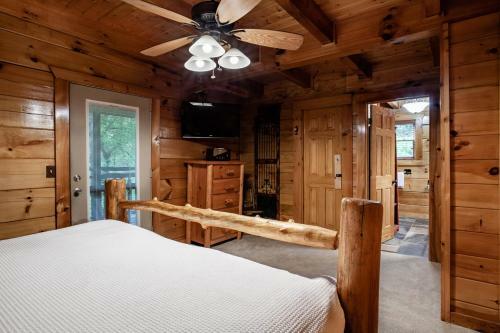 Bear Hugs - Hot Tub, 2 Fire Pits, And Fireplace