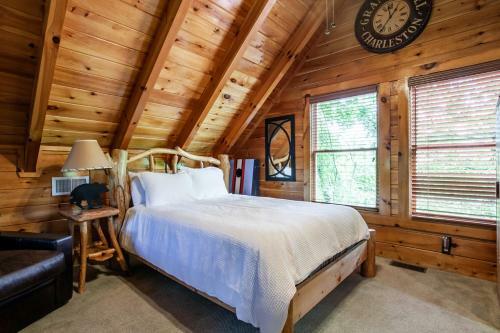 Bear Hugs - Hot Tub, 2 Fire Pits, And Fireplace