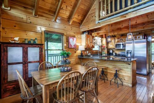 Bear Hugs - Hot Tub, 2 Fire Pits, And Fireplace