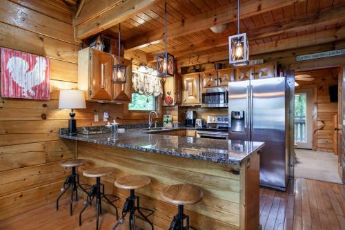 Bear Hugs - Hot Tub, 2 Fire Pits, And Fireplace