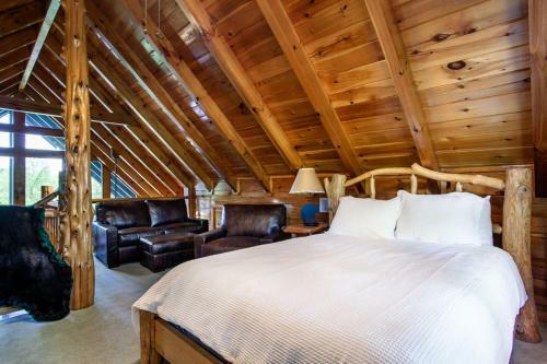 Bear Hugs - Hot Tub, 2 Fire Pits, And Fireplace