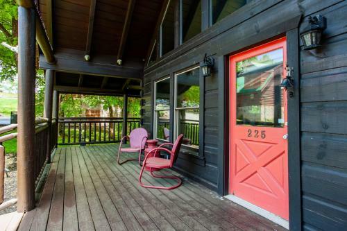 Bear Hugs - Hot Tub, 2 Fire Pits, And Fireplace