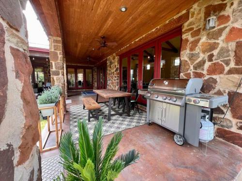 Tuscan Villa On 1 Acre 8 Min To Downtown!