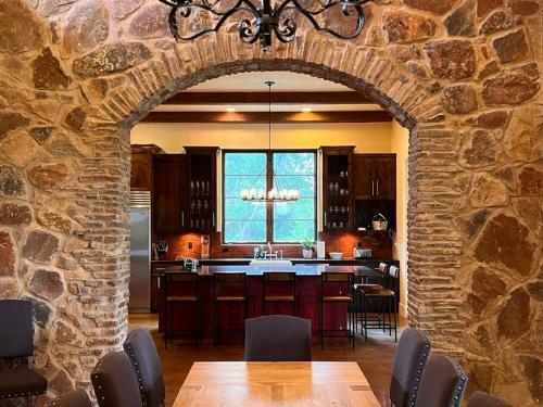 Tuscan Villa On 1 Acre 8 Min To Downtown!