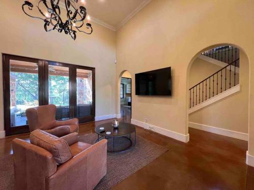 Tuscan Villa On 1 Acre 8 Min To Downtown!