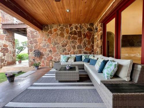 Tuscan Villa On 1 Acre 8 Min To Downtown!