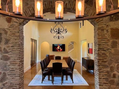 Tuscan Villa On 1 Acre 8 Min To Downtown!
