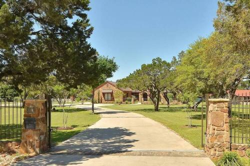 Tuscan Villa On 1 Acre 8 Min To Downtown!