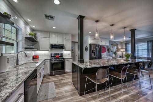 Adorable Haus With Fire Pit! - 1 Mile To Main St!