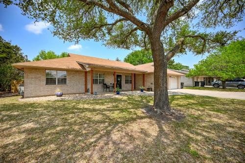 Adorable Haus With Fire Pit! - 1 Mile To Main St!