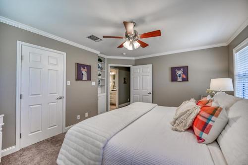 Adorable Haus With Fire Pit! - 1 Mile To Main St!