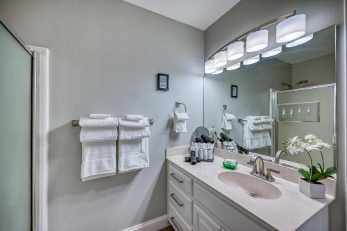 Adorable Haus With Fire Pit! - 1 Mile To Main St!