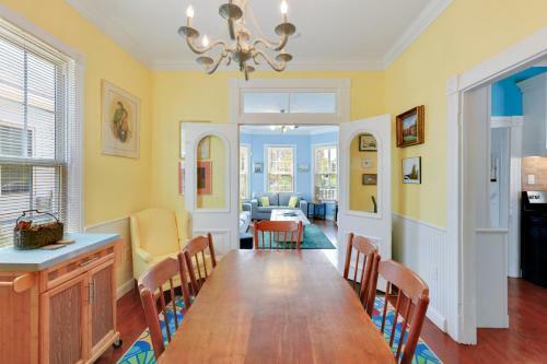 Fuller House Just 3 Blocks To Beach Home