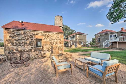 Stunning Historical House About Half Mi To Town!