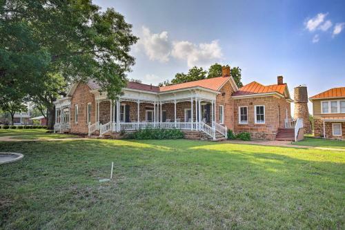 Stunning Historical House About Half Mi To Town!