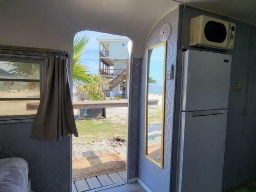 Apartamento Maggie At The Beach - Waterfront Retro Retreat