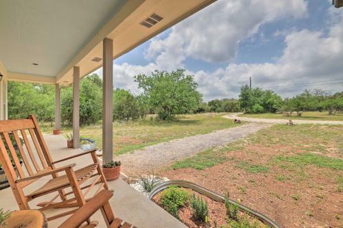 Fox Ridge Farmhouse - Hill Country Getaway!