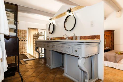 Hostal L'insoup�onn�e Saint R�my De Provence