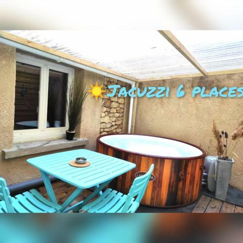 Apartamento L'antique Spa: Jacuzzi Sous Patio