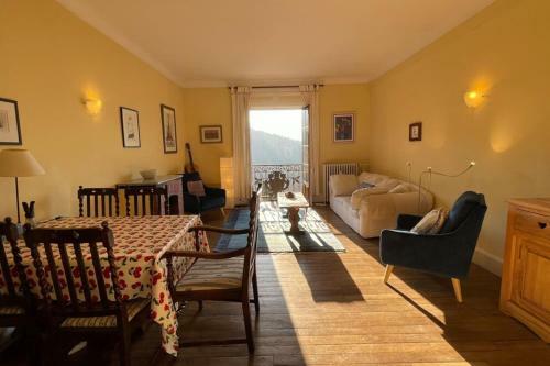 Spacious 2 Bedroom Apartment In Historic Building