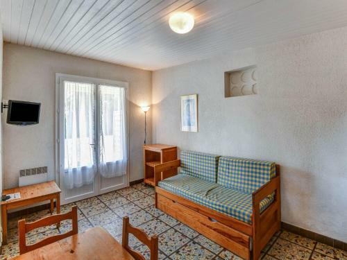 Simplistic Holiday Home In Saint-savinien With Garden