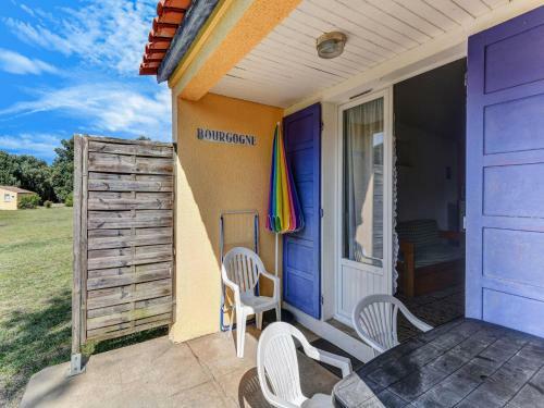 Cosy Holiday Home In Saint-savinien With Shared Pool