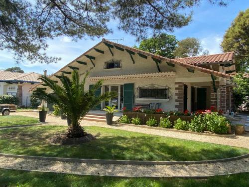 Villa De Charme Avec Piscine � 500m Des Plages