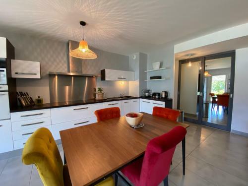 Apartamento Lake & Mountain View - Piscine, Parking, Terrasse