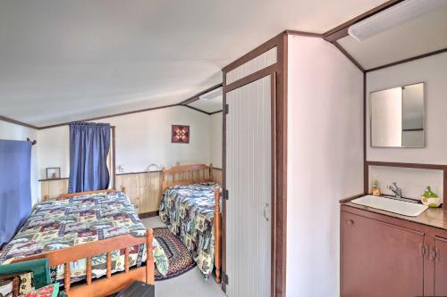 Lakefront Hartford Cabin With Canoe And Boat Ramp
