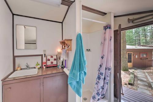Lakefront Hartford Cabin With Canoe And Boat Ramp