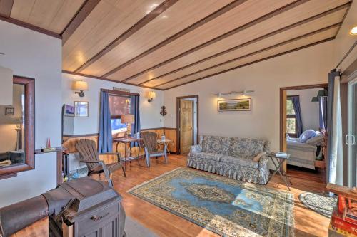 Lakefront Hartford Cabin With Canoe And Boat Ramp