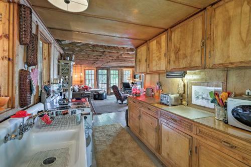 Cozy Lakefront Madison Cabin With Dock And Kayaks
